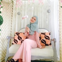 Cantiknya Indah ketika memakai dress pink polos dan kerudung pastel biru muda. Tak heran bila ia beberapa kali diminta menjadi model dari brand hijab dan merek olahraga di Malaysia. Namun Indah mengaku menolak tawaran menjadi model karena ia sedang fokus kuliah. Foto: Dok. Instagram @ronaldinho_kelate