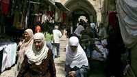 Warga berjalan di salah satu sudut pasar yang ada di Yerusalem Timur. Foto: AFP Photo