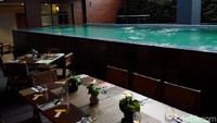 Traveler bisa juga bersantai di tepi kolam renang. ARTOTEL Yogyakarta semakin menambah pilihan hotel menarik buat liburan di Yogyakarta. (Ristu Hanafi/detikTravel)