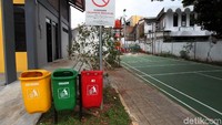 Di RPTRA itu juga sudah terdapat tempat sampah dan plang larangan merokok.