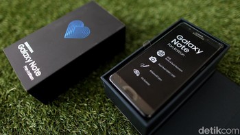 Membuka kemasannya, tampaklah tampang Note FE yang menggoda. Memang desainnya sama persis dengan Note 7 yang rasanya masih ciamik dengan layar lengkung di kedua sisinya. Foto: Muhammad Ridho