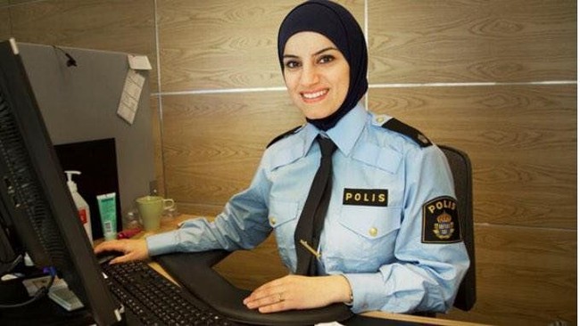 Donna Eljamal merupakan hijabers yang menjadi polwan di Swedia. Ia mengenakan seragam polisi warna biru muda dan dasi hitam. Jilbab hitam simpek dimasukkan ke dalam seragamnya agar tetap terlihat rapi.  Foto: Ist.