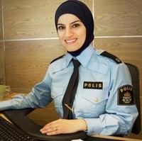 Donna Eljamal merupakan hijabers yang menjadi polwan di Swedia. Ia mengenakan seragam polisi warna biru muda dan dasi hitam. Jilbab hitam simpek dimasukkan ke dalam seragamnya agar tetap terlihat rapi.  Foto: Ist.