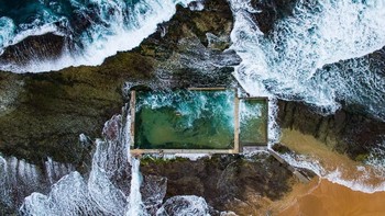 Untuk kategori Aerial, juara pertama diraih oleh fotografer Todd Kennedy yang menggambarkan potret air pasang laut di kawasan Sydney, Australi, Samudra Pasifik. (Foto: Todd Kennedy/National Geographic)