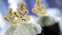 Siapapun pasti sayang memakan cupcake vanilla ini. Hiasannya salju yang dibuat dari gula kristal dan Olaf yang cute. Anda bisa membelinya di Rosies All-American Café dan Catalina Eddies. Foto: Istimewa