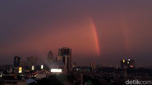 Cantiknya Pelangi Senja di Langit Timur Jakarta