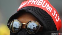Sebagian massa memakai ikat kepala bertuliskan Pribumi 313.