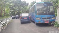 Terlihat ada beberapa bus dan mobil bekas dinas anggota DPR yang terdapat di parkiran itu.