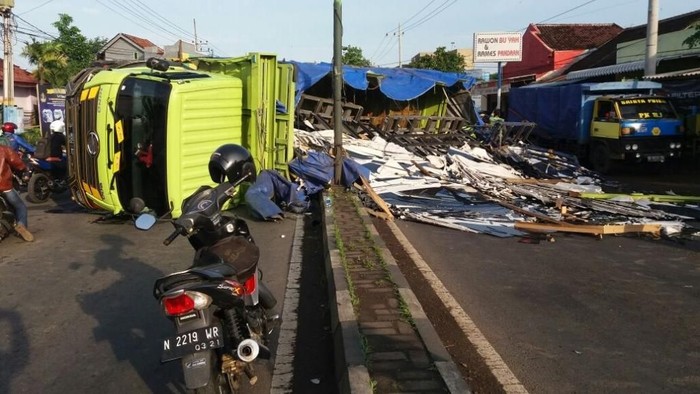 Sopir Ngantuk, Truk Muat Kaca Terguling di Pasuruan