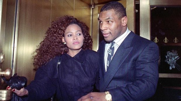 US heavyweight champion Mike Tyson exits the Nippon Television Network International studio in New York with his new bride actress Robin Givens, 09 February 1988. Tyson attended the live satellite press conference between New York and Japan from the studio to promote his, 21 March 1988, title bout with Tony Tubbs to be held in Japan's Tokyo Dome. / AFP PHOTO / MARIA BASTONE