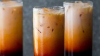 Yang ini tak kalah populer, Thai Ice Tea. Teh khas Thailand dipadukan dengan susu kental manis dan es batu. Dingin-dingin manis rasanya!Foto: Istimewa