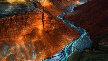 Untuk juara kedua kategori landscape ada potret memukau dari fotografer Yuhan Liao yang menampilkan pantulan sinar matahari pada tebing-tebing di Dushanzi Grand Canyon, China. (Foto: Yuhan Liao/National Geographic)