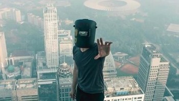 Ketinggian ataupun angin kencang tidak membuat nyali Arief N. Iffandy ciut. Padahal kehilangan keseimbangan sedikit saja, nyawa taruhannya. Foto: @arieffandy