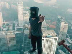 Aksi Menantang Maut Rooftopper Lokal di Gedung Tertinggi Jakarta