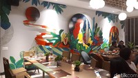 Beberapa seniman muda yang dilibatkan dalam proyek seni ini antara lain Fathoni Makturodi, Ronald Aprian, hingga Uji Hahan. Karya seni mereka terinspirasi dari budaya lokal. (Ristu Hanafi/detikTravel)
