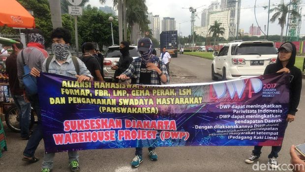  Massa pro dan kontra event Djakarta Warehouse Project (DWP) menggelar aksi di JIExpo, Kemayoran, Jakarta Pusat, Jumat (15/17/2017)