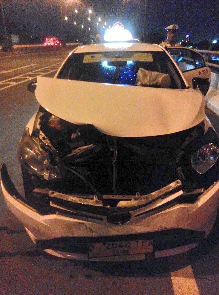 Kecelakaan Pikap dan Taksi di Tol Pedati, Kendaraan Ringsek