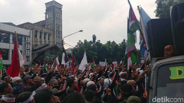 Saat Dirigen Viking Ajak Massa Selawat di Aksi Bela Palestina