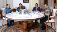 Hidangan disajikan di tengah meja bundar sehingga mereka bebas memilih menu. Nasi merah dan nasi putih tersaji apik di tengah-tengah. Foto: Kris Biro Pers Setpres