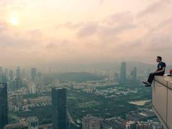 Aksi Menantang Maut Rooftopper Lokal di Gedung Tertinggi Jakarta