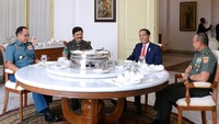 Suasana santap bersama itu berlangsung hangat dan santai di Istana Bogor, Kota Bogor, Jawa Barat, Kamis (14/12/2017). Jokowi masih mengenakan setelan jas hitam yang dia pakai sekembalinya dari Turki. /Foto: Kris Biro Pers Setpres