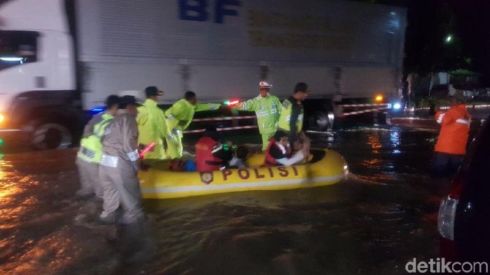 Jalan Raya Bandung-Garut Banjir, Kendaraan Tak Bisa Melintas