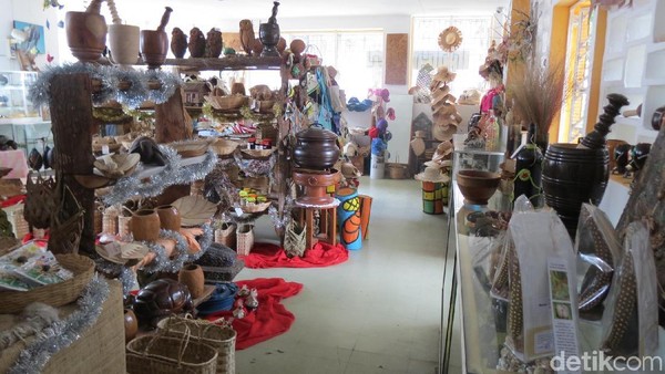 Foto: Isinya ada berbagai kerajinan tangan khas Seychelles yang bisa dibeli untuk oleh-oleh wisatawan (Fitraya/detikTravel) Foto: Isinya ada berbagai kerajinan tangan khas Seychelles yang bisa dibeli untuk oleh-oleh wisatawan (Fitraya/detikTravel)