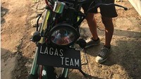 Anak sekolah ini memasang pelat nomor LAGAS TEAM di motornya. Kena tilang deh. Foto: Instagram/@ditlantas_bali