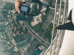 Aksi Menantang Maut Rooftopper Lokal di Gedung Tertinggi Jakarta
