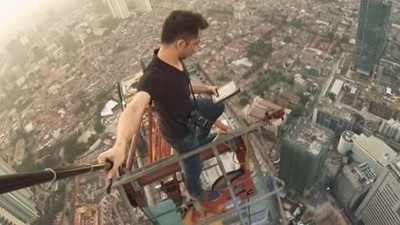 Aksi Menantang Maut Rooftopper Lokal di Gedung Tertinggi Jakarta