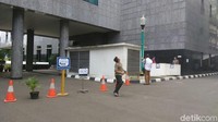 Sejumlah staf di lingkungan DPRD DKI ikut melihat tembok yang miring dan retak tersebut