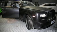 Prestige Image Motorcars misalnya yang sudah dikenal sebagai importir umum mobil-mobil mewah masih terus mendatangkan mobil dengan banderol puluhan miliar. Salah satu yang termahal adalah Rolls-Royce Phantom Metropolitan. Mobil ini hanya ada satu-satunya di Indonesia lho Otolovers. Unit yang terbatas membuat harga jualnya sangat tinggi. Ditambah lagi dengan aturan perpajakan membuat mobil buatan Inggris itu dibanderol dengan harga Rp 25 miliar. Foto: Agung Pambudhy