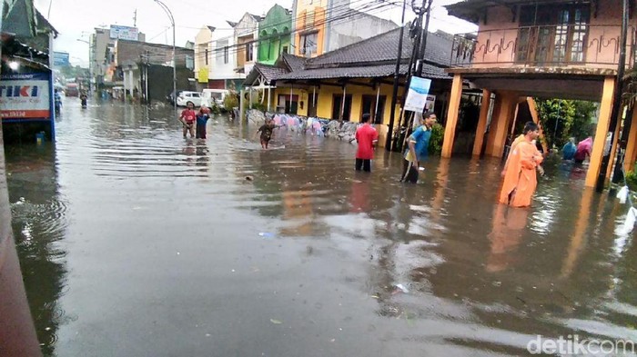 Hujan Deras Jalanan Kota Malang Banjir