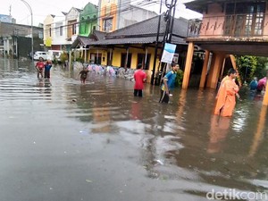 Hujan Deras Jalanan Kota Malang Banjir