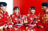 Bikin Bingung Tamu, Pria Kembar Identik Ini Nikahi Wanita yang Kembar Juga