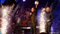 Yang tak terlupakan saat Chairul Tanjung mengumumkan Transmedia akan menyiarkan gelaran Piala Dunia 2018 bersama Deddy Corbuzier. Foto: Hanif Hawari