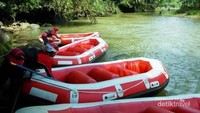 Banyaknya jeram di aliran sungai, membuat Sungai Citarik dikenal sebagai lokasi rafting yang menantang. Dari Jakarta, akan memakan waktu lebih kurang 5 jam perjalanan menuju Cikidang-Sukabumi (Rina Rahma/dTraveler)