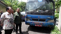 Ada empat bus yang nampak usang dimakan karat.