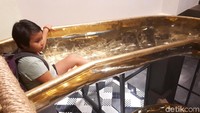 Ornamen seni kontemporer ini bisa traveler temukan di berbagai sudut hotel, termasuk di dalam kamar. 6 Seniman terpilih ini dikurasi oleh Heri Pemad, pendiri ART JOG. Main seluncuran dulu yuk! (Ristu Hanafi/detikTravel)