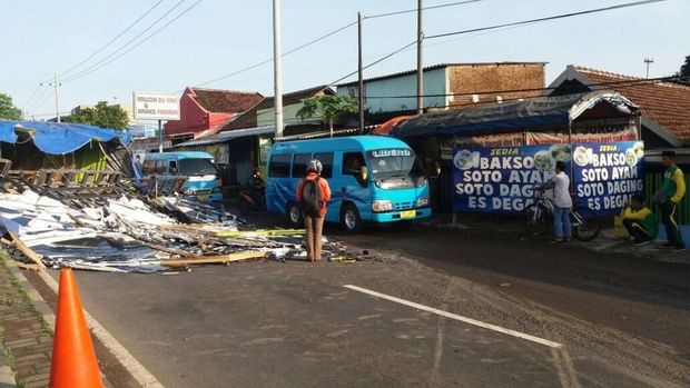 Melintangnya truk ini menimbulkan kemacetan