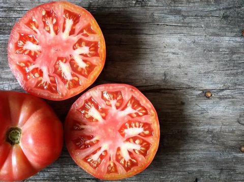 Tomat, bisa menjadi cara alami menghilangkan komedo.