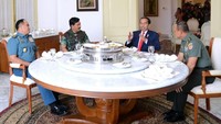 Santap siang itu dilakukan pada Kamis (14/12) kemarin. Presiden Joko Widodo (Jokowi) mengawali kegiatan sekembalinya di Tanah Air dengan makan bersama Panglima TNI Marsekal Hadi Tjahjanto, KSAD Jenderal Mulyono, dan KSAL Laksamana Ade Supandi. Aneka hidangan khas Nusantara dihidangkan dalam perjamuan ini.Foto: Kris Biro Pers Setpres