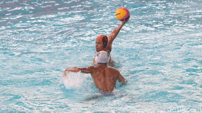 Tim DKI Jakarta Juarai Polo Air Putra 

Pemain polo air DKI Jakarta berebut bola dengan pemain polo air Jawa Barat saat pertandingan Final polo air putra CIMB Niaga Indonesia Open Aquatic Championship di Stadion Aquatic, Gelora Bung Karno, Jakarta, Jumat (15/12/2017).Tim Polo air putra DKI Jakarta berhasil menjuarai cabang Polo Air Putra dengan skor 12-7. Grandyos Zafna/detikcom
