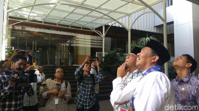 Anies Tinjau Tembok Gedung DPRD DKI yang Miring Anies Tinjau Tembok Gedung DPRD DKI yang Miring