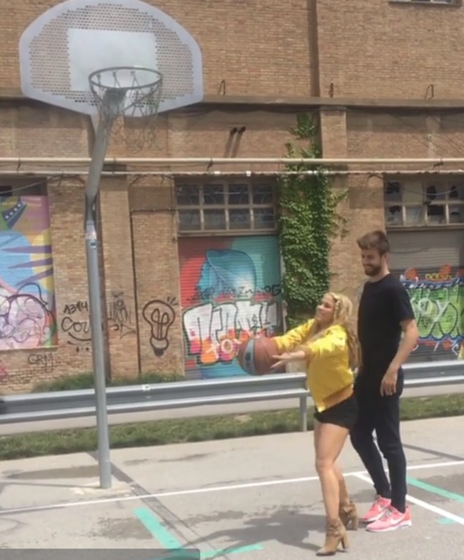 Di waktu senggang, Shakira dan Gerard senang mengisinya dengan kegiatan olahraga, seperti basket. Romantis ya? (Foto: Instagram/@shakira)