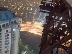 Aksi Menantang Maut Rooftopper Lokal di Gedung Tertinggi Jakarta