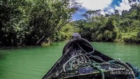 Keindahan pertemuan warna yang tidak biasa ini banyak menarik perhatian turis. Tak sedikit yang mengabadikan pemandangan satu sungai dengan dua warna yang bertemu di dalam kamera (@Aldo Christian/dTraveler)
