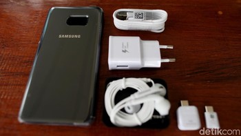Kelengkapan yang ada di boks pembelian Note FE cukup banyak. Yaitu casing, charger, kabel data, USB-C OTG, USB-C to microUSB, dan earphone. Ada pula  SIM ejector, penjepit S-Pen, serta tentu saja buku manual. Foto: Muhammad Ridho
