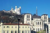 Metallic tower of Fourviere yang terlihat dari jalanan Kota Lyon (Afif Farhan/detikTravel)
