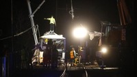 Penampakan bus sekolah yang terbelah dua usai ditabrak kereta. Foto: AFP